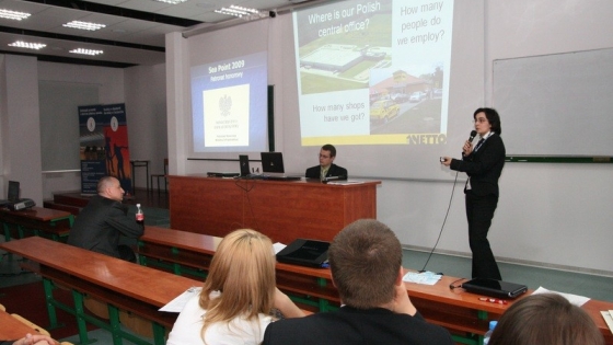 Joanna Skurka z Netto przedstawiła studentom funkcjonowanie firmyw Polsce /fot. mab/ 