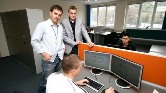 Założyciele IAI SA - (stoją, od lewej) Paweł Fornalski i Sebastan Mulczyński /fot. ma 