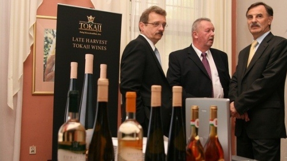Prezentacja węgierskiego wina w Szczecinie. Pierwszy od lewej ambasador Robert Kiss  