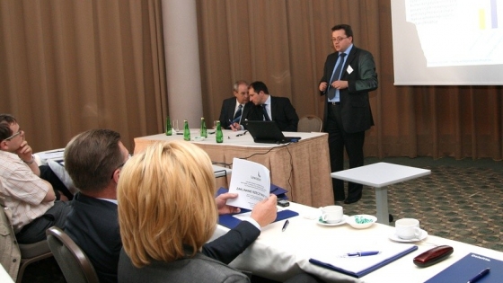 Jeremi Mordasewicz, Rafał Antczak i Marek Chlebus (stoi) podczas konferencji w Szczecinie 