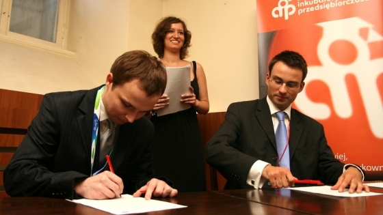 Uroczystośc podpisania umów z przedsiębiorcami. Z prawej - Mariusz Dugin z AIP. /fot. m 