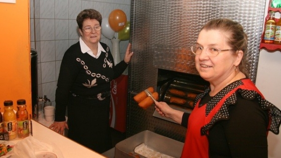 Bogumiła Polańska (z lewej), szefowa Pasztecika od 40 lat /fot. mab/ 