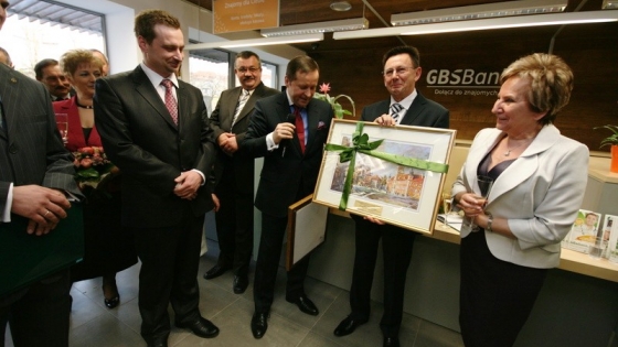 Zbigniew Wielgosz (z obrazem), prezes GBS Banku podczas otwarcia oddziału /fot. mab/ 