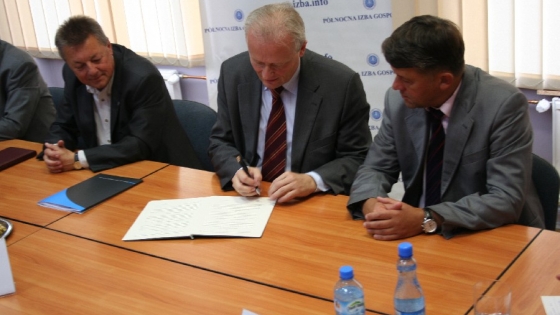 Jacek Piechota i Dariusz Więcaszek podpisują porozumienie  