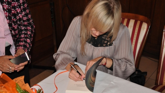 Eliza Chojnacka podpisuje książki na spotkaniu autorskim /fot. archiwum/ 