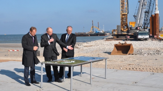 Prme minister D. Tusk, Z. Rapciak and T. Zwierzyński of Polskie LNG /archive/ 