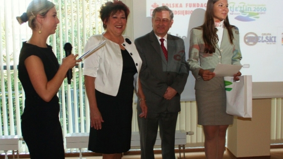 Zwyciężczyni (pierwsza z prawej)  z organizatorami konkursu /fot.KZ/ 