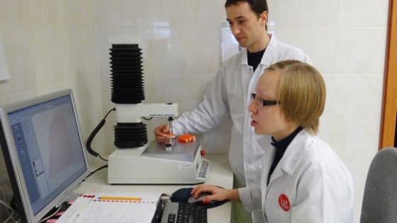 Honorata Okseniuk i dr inż. Mariusz Szymczak przeprowadzają analizy paluszków surimi 