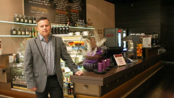 Artur Jasiński, prezes spółki Contel w kawiarni Cafe Club w Galerii Kaskada /fot. ŁP/ 