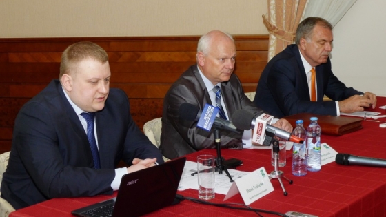 Tomasz Putzlacher, Ireneusz Marciniak i Janusz Motyliński prezentują wyniki pierwszego kwa /fot.: mab / 