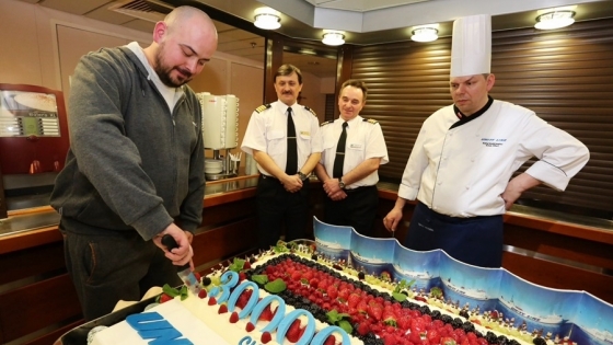 Kierowca został przywitany imponujących rozmiarów tortem okolicznościowym /fot.: mat. prasowe / 