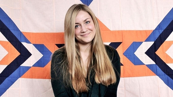 Agata Dowlarz, właścicielka pracowni projektowej Kavalki na tle narzuty na łóżko swojego autorstwa /fot.: Agata Dowlarz / 