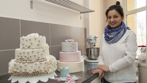 Anna Rogalska, the owner of Lukrowe Torty Ani with her cakes /fot.: ak / 