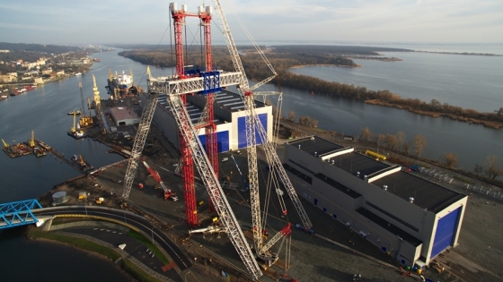 It took over a week to put BMO gantry crane upright /fot.: Cezary Skórka / 