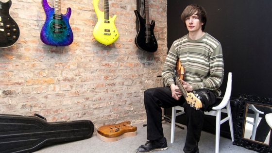Łukasz Krupa, właściel Bouwer Custom Guitars w swojej pracowni /fot.: AK / 