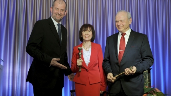 Irena i Kazimierz Mojsiuk z Buławami Nestorów Przedsiębiorczości /fot.: Mojsiuk Mercedes-benz / 