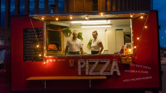 Karol Woźny i Martyna Hołod w Czerwonym Pizza Trucku /fot.: mab / 