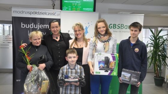 Obdarowane dzieciaki z przedstawicielami Banku  /fot.: archiwum / 