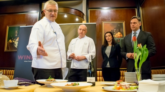 Prezentacja rybnego menu w restauracji Renaissance. Wiesław Kartasiński, szef kuchni Renaissance, Paweł Szatkowski, sous chef Renaissance, Joanna Niespodziańska (Radisson BLU) i Dariusz Sipiatowski (Wineland) /fot.: mab / 