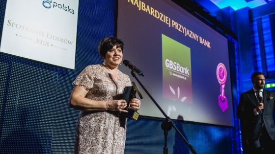 Bożena Głogowska, wiceprezes zarządu odebrała nagrodę dla GBS Banku podczas Gali Konkursu Liderów Świata Bankowości i Ubezpieczeń.  /fot.: mat. GBS Banku / 