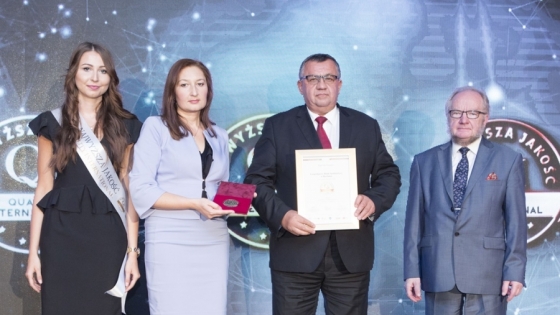 GBS Bank otrzymał nagrodę Najwyższa Jakość Quality International, przyznawaną przez redakcję Forum Biznesu. Certyfikat i Złote Godło Najwyższa Jakość QI odebrał Wiktor Lachowicz, wiceprezes ds. sprzedaży GBS Bank /fot.: mat. prasowe / 
