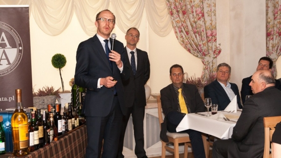 Maciej Reluga, główny ekonomista Banku Zachodniego WBK na spotkaniu ze szczecińskimi przedsiębiorcami /fot.: mab / 