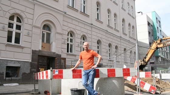 Rafał Kaczmarek, współwłaściciel spółki Hoker przed kamienicą, w której powstaje Nowy Browar /fot.: SA / 