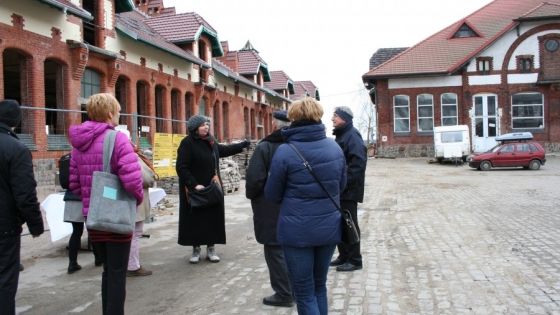 Laura Hołowacz przed budynkiem Starej Rzeźni  /fot.: ŁP / 