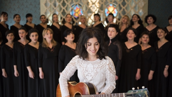 Katie Melua z chórem The Gori Women's Choir /fot.: mat. prasowe / 