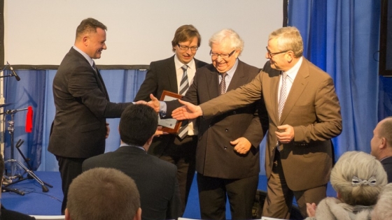 Artur Malec, the President of KSSSE, is handing over a SEZ business activity permit to the representatives of Teleyard’s management.  /fot.: mab / 