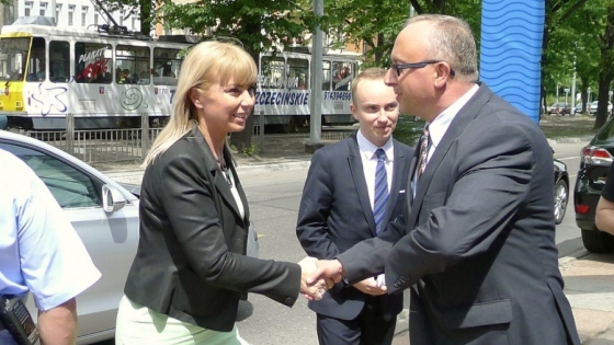Elżbieta Bieńkowska, wicepremier, minister infrastruktury i rozwoju i Paweł Szynkaruk, dyrektor naczelny PŻM /fot.: mab / 