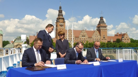 Jarosław Siergiej (PŻB), Jerzy Góra (PIR) i Paweł Szynkaruk (PŻM) are signing the letter of intent in the company of Maria Wasiak the Minister for Infrastructure and Development and Rafał Baniak, the Undersecretary of State at the Ministry of the State Treasury /fot.: SG / 