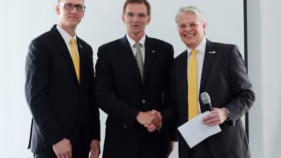 Dr Andreas Jäger (w środku) przekazuje stery nowym prezesom zarządu: wspólną odpowiedzialność za spółkę Parker Hannifin Auto-Tech Composites GmbH przejmują Joachim Salewski, wcześniejszy prezes w Jäger Automobil Technik (po lewej) i Thomas Ottawa (po prawej) /fot.: mat. prasowe / 