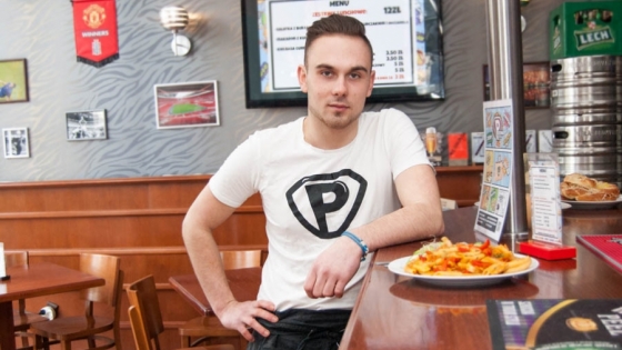 Patryk Wachnik, właściciel firmy Przerwa od niedawna serwuje śniadania również stacjonarnie - w pubie Masters Club przy Placu Grunwaldzkim /fot.: ak / 
