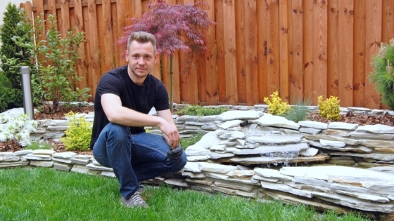 Paweł Klimek, właściciel PlanEko, w ogrodzie, który zaprojektował i wykonał /fot.: AK / 