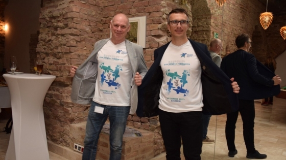 Paweł Finkielman i Marcin Paprocki prezentują koszulki, które otrzymają wszyscy uczestnicy NCDC Business Race 2017 /fot.: mab / 