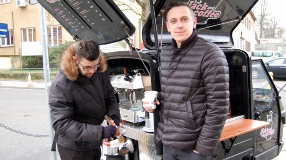 Piotr Grzeszyk, właściciel Jac&The Coffee (z prawej strony) /fot.: AK / 