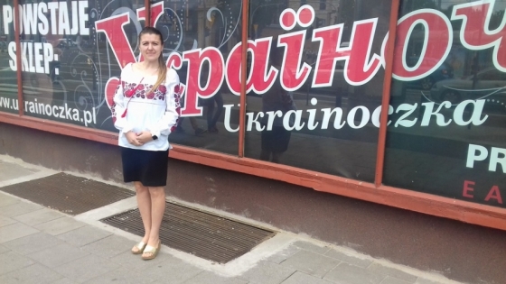 Iryna Primieczajewa przed swoim sklepem, powstającym przy ul. Niepodległości 4  /fot.: ata / 