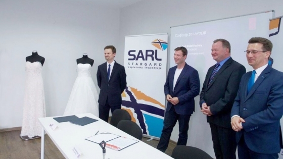 Signing intentletters at the headquarter of SARL. From the left: Krzysztof Kowalczyk, president of the SARL, Bartosz Wodecki, the owner of United Bridal Factory, Sławomir Pajor, president of Stargard, Ireneusz Rogowski, Mayor of Stargard /fot.: Tadeusz Surma / 
