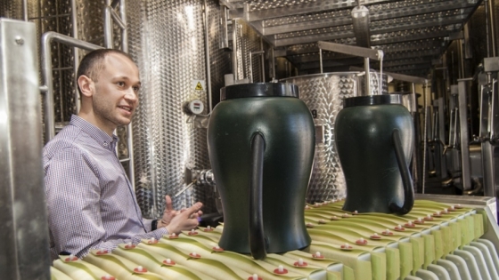 Jacek Turnau, współwłaściciel Winnicy Baniewice w części, w której odbywa się fermentacja wina /fot.: ak / 