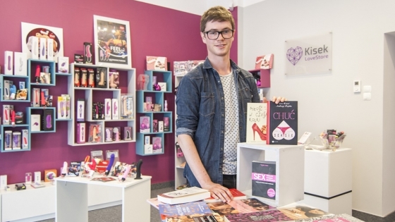 Wojciech Kisek w sklepie LoveStore Kisek ma również ok. 40 tytułów książkowych dotyczących seksualności i seksu /fot.: ak / 