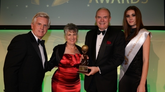 Steve Rider (World Golf Award) oraz Pamela i Artur Gromadzki - dyrektor ds. marketingu międzynarodowego i prezes Modry Las Golf Club /fot.: World Golf Award / 