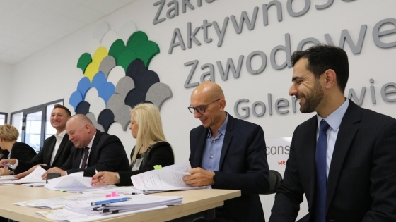 Burmistrz R. Krupowicz zadowolony, bo właśnie podpisał z marszałkiem O. Geblewiczem umowę o kolejnym dofinansowaniu do budowy Zakładu Aktywności Zawodowej 