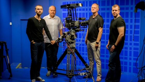 W szczecińskim oddziale Avid Technology działa wirtualne studio, w którym testowane są najnowsze rozwiązania w zakresie grafiki telewizyjnej. Na zdjęciu (od lewej): Ernest Wójcik, Jarosław Weksej, Andrzej Wojdała i Piotr Koszur. 
