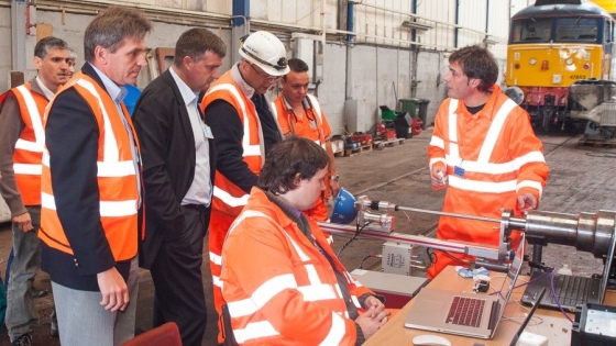 Testowanie systemu zespołu prof. Tomasza Chadego (pierwszy od lewej) odbyły się warsztatach kolejowych w angielskim Eastleigh /fot.: archiwum / 