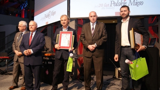 Tomasz Wołcz (pierwszy z prawej strony) z nagrodą Ministerstwa Rolnictwa /fot.: Materiały prasowe Bohun / 