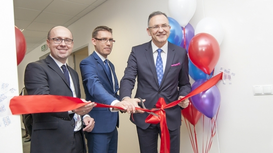 Michał Lewicki, dyrektor biura Diebold Nixdorf w Szczecinie, Michał Przepiera, wiceprezydent Szczecina i Mirosław Janik, prezes Diebold Nixdorf w Polsce otwierają biuro firmy w biurowcu Oxygen w Szczecinie /fot.: ak / 