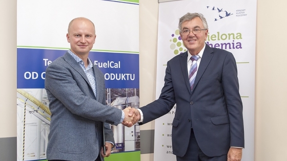 Prof. Ryszard Kaleńczuk (z prawej) składa gratulacje Januszowi Zakrzewskiemu, prezesowi Evergreen Solutions przy okazji przyznania Opinii o Innowacyjności dla technologii FuelCal i nawozu OrCal /fot.: ak / 