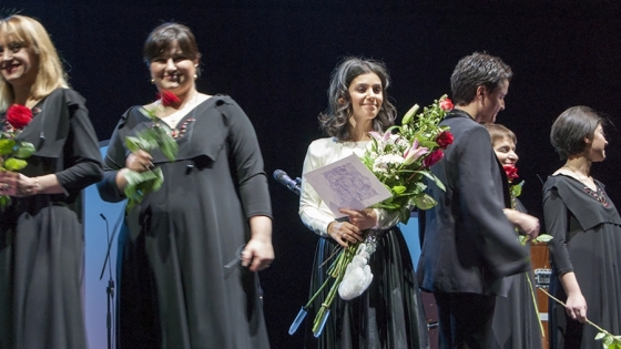 Katie Melua i The  Gori Women's Choir podczas zakończenia koncertu na Szczecin Music Fest 2016 /fot.: ak / 