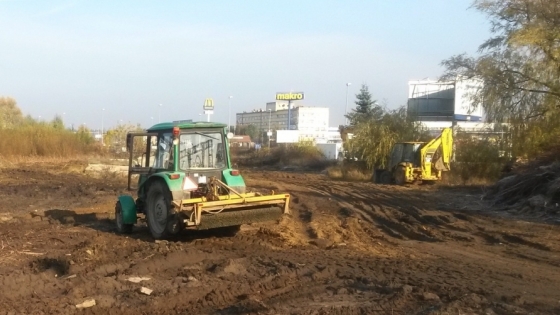 Na budowie salonów samochodowych u zbiegu ulic Południowej i Radomskiej rozpoczęły się prace ziemne /fot.: mab / 